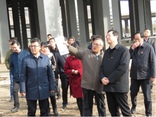 省委常委、西寧市委書記王曉在青海省物產(chǎn)集團總公司黨委書記、總經(jīng)理王玉輝陪同下，深入青海物產(chǎn)朝陽物流園區(qū)。