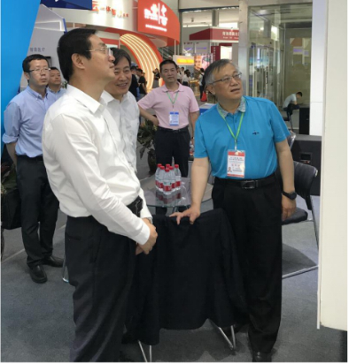省委常委、西寧市委書記王曉蒞臨第十九屆青洽會青海物產(chǎn)展位參觀